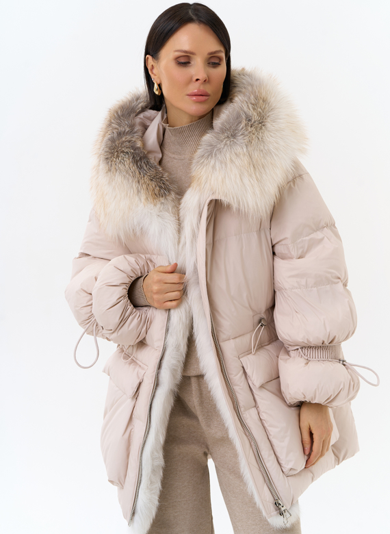 Женский пуховик с капюшоном из меха лисы