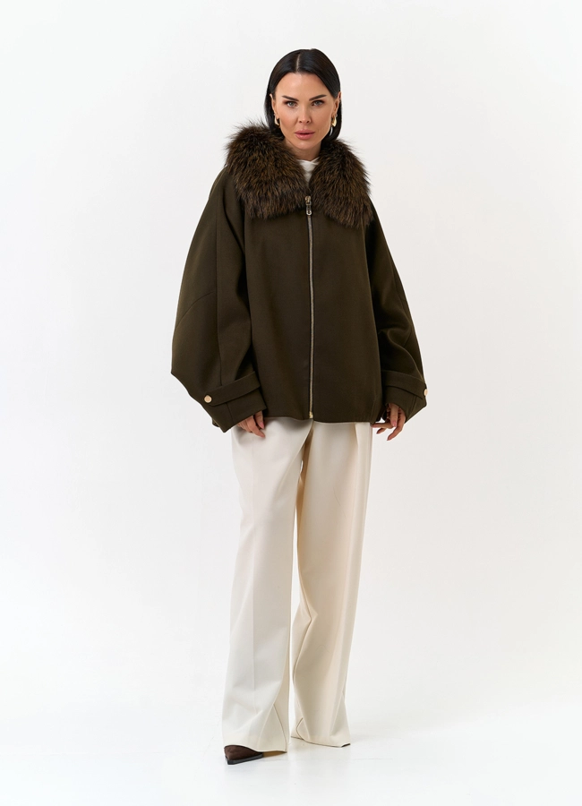 Женское укороченное пальто с отделкой из меха лисы модель № 32858 в рассрочку