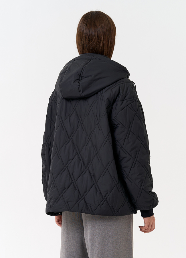 Женская куртка с капюшоном в черном цвете модель № 31390 в кредит