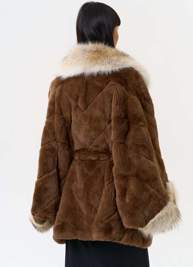 фото Шуба из кролика с отделкой из меха койота модель № 31680