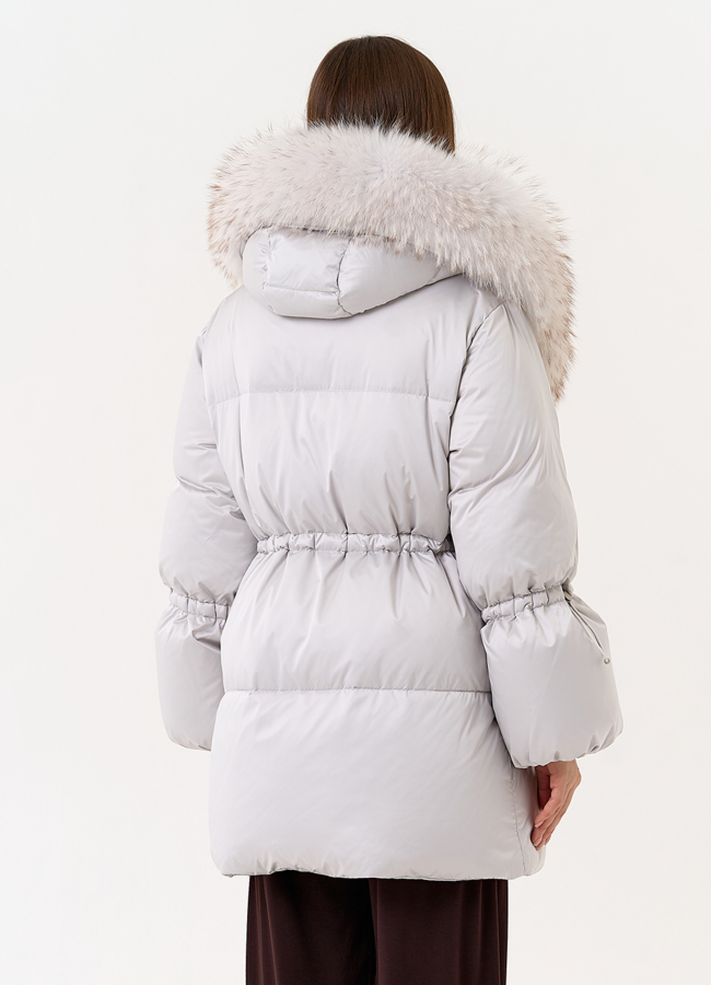 фото Светлый пуховик с капюшоном из меха лисы модель № 31700
