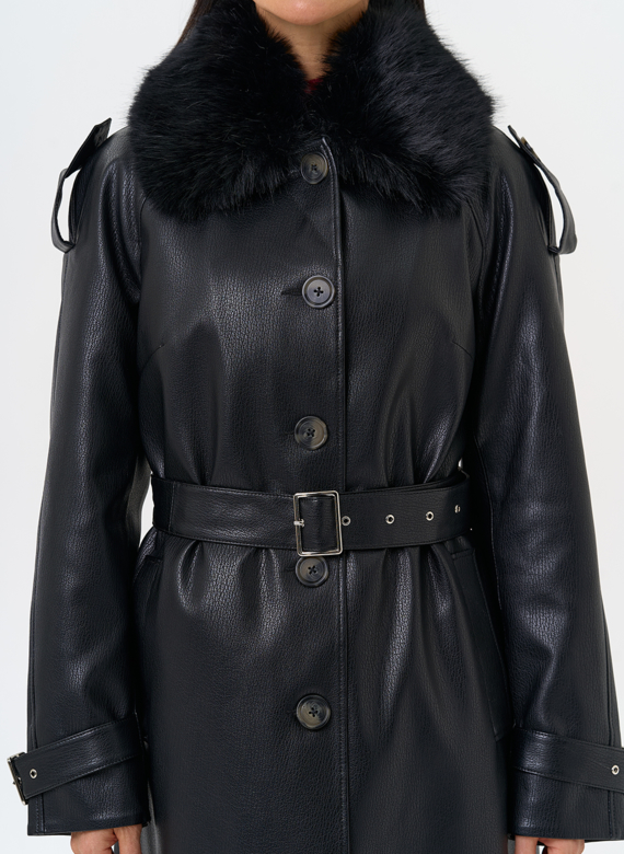 Женское утепленное пальто из экокожи с воротником из эко меха