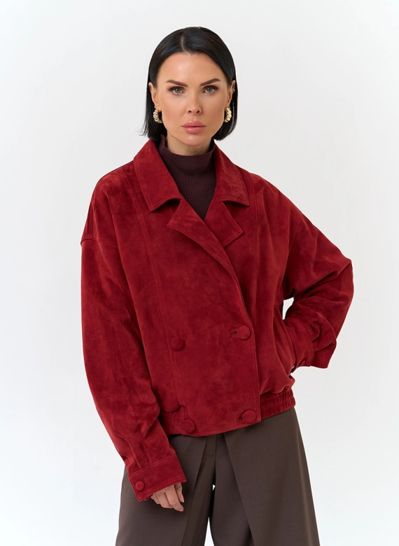 Женская куртка из натуральной замши красного цвета