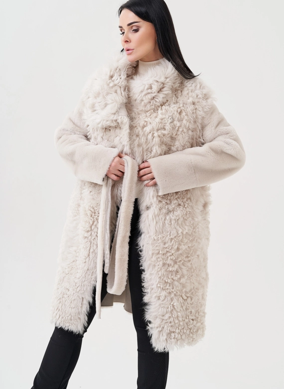 Женская дубленка бежевого цвета 