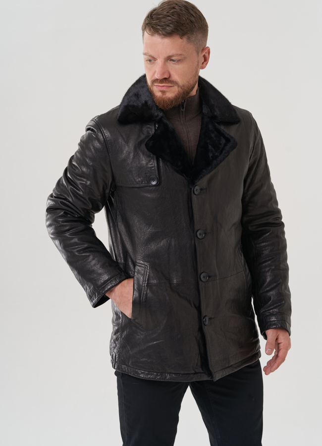 Мужская куртка из натуральной кожи черного цвета  модель № 82304 меха малина