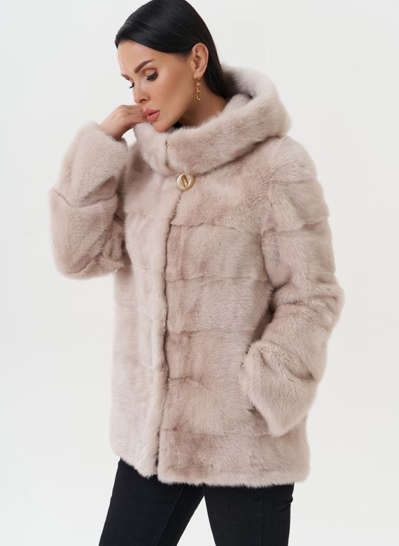 Светлая норковая шуба с капюшоном