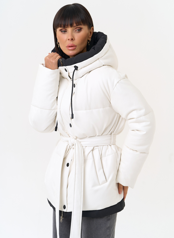 Белый пуховик из эко кожи с поясом