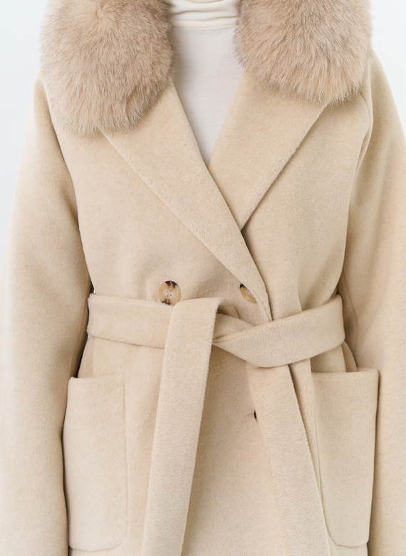 Женское утепленное пальто с отделкой из меха песца