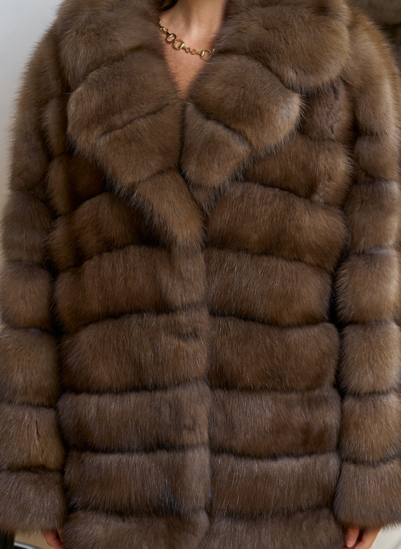 Женская шуба из куницы с английским воротником