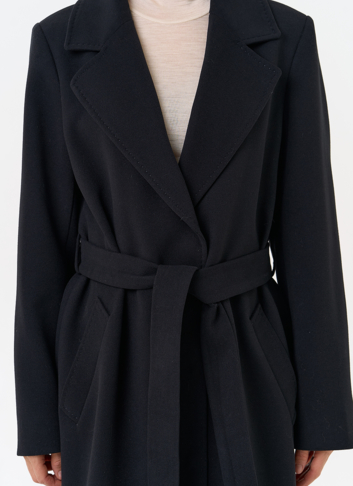 Женское пальто черного цвета с поясом
