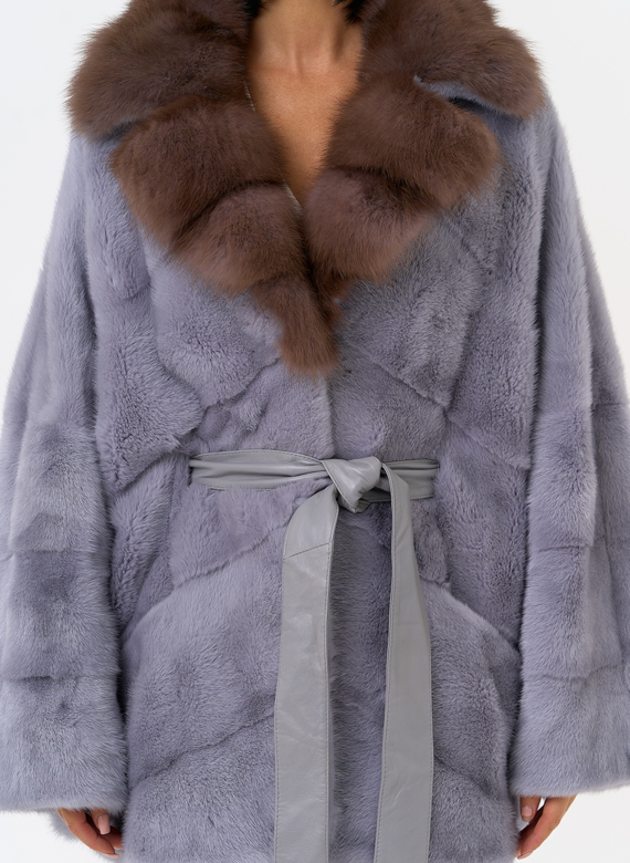 Женская шуба из меха норки с воротником из меха куницы