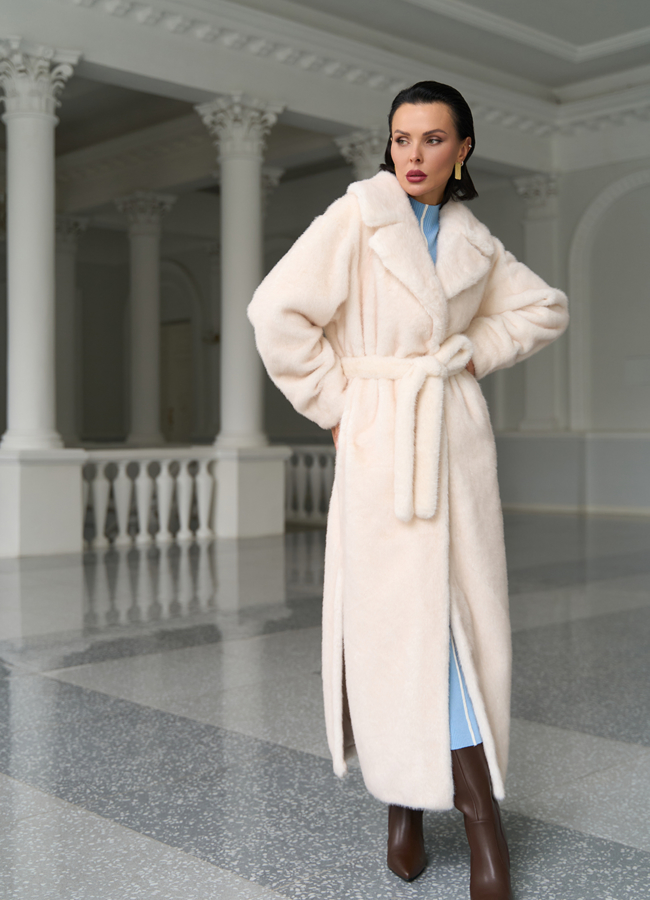 Женское пальто из эко меха молочного цвета модель № 31233 меха малина