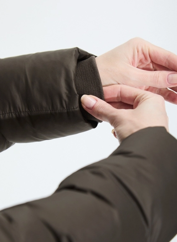Женский пуховик с мехом енота на капюшоне фото