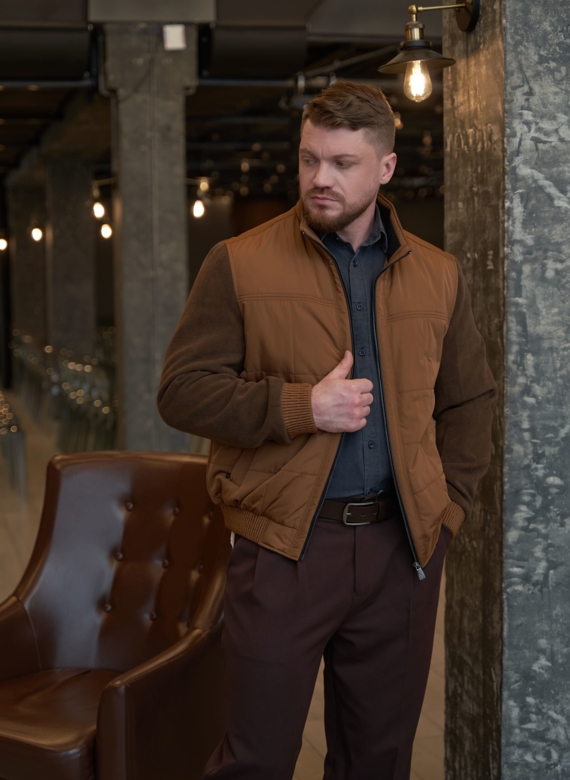 Мужская куртка бомбер коричневого цвета